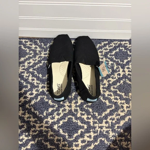 Toms NWT- Black/ Black Canvas Slip-On Flats - Picture 2 of 4
